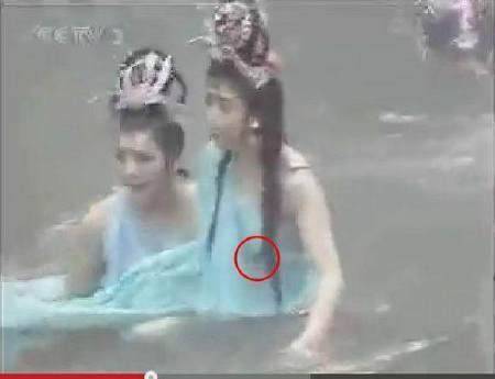 西游记穿帮镜头 蜘蛛精竟然露点 八戒都害羞了(图) 西游记穿帮镜头 蜘蛛精竟然露点 八戒都害羞了(图)