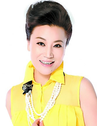 她出身梨园世家,和丈夫离婚后嫁小自己的粉丝