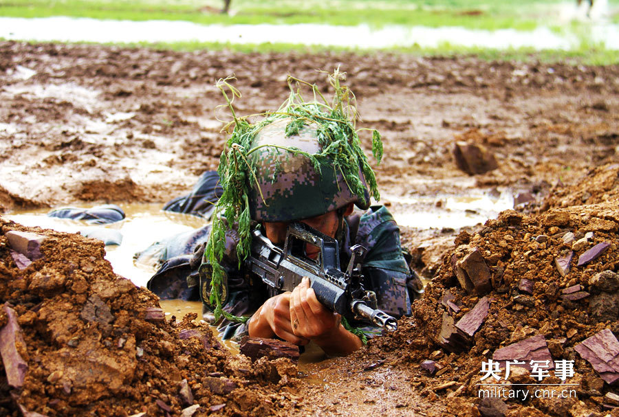 央广网吉林7月28日消息(记者杨宸琇)“卧倒!匍匐前进!”随着指挥员一声令下,一场实兵实弹的战术演练展现在网络媒体国防行记者团的眼前。大雨过后,陆军第78集团军某旅训练场泥泞不堪,但这丝毫没有影响队员们的前进速度,各自迅速就位。几个回合后,官兵们身上的绿色迷彩全部被泥水浸透,在阳光的照射下,却显现出别样的美丽。图为掩体中的步枪手。杨宸琇 摄