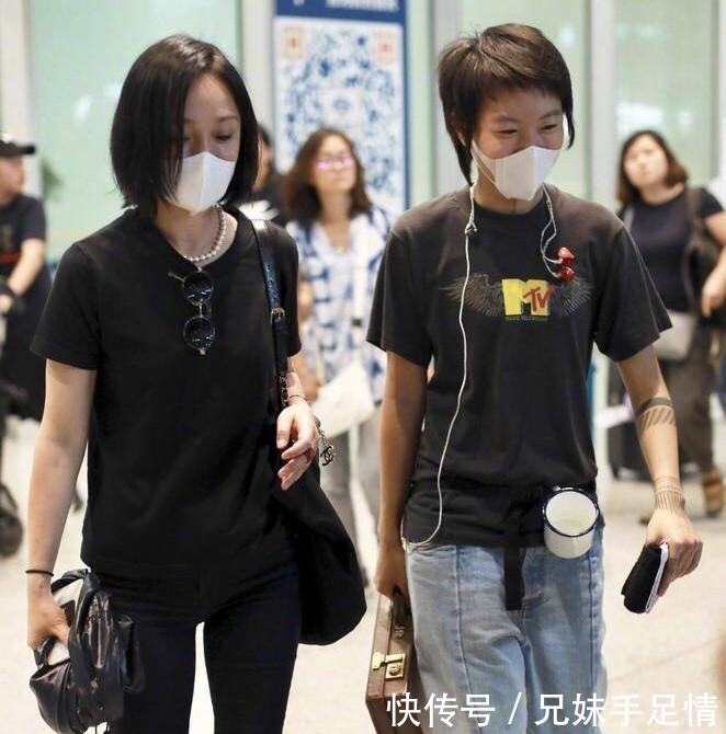 周迅窦靖童同框现身机场, 窦靖童一个举动引发
