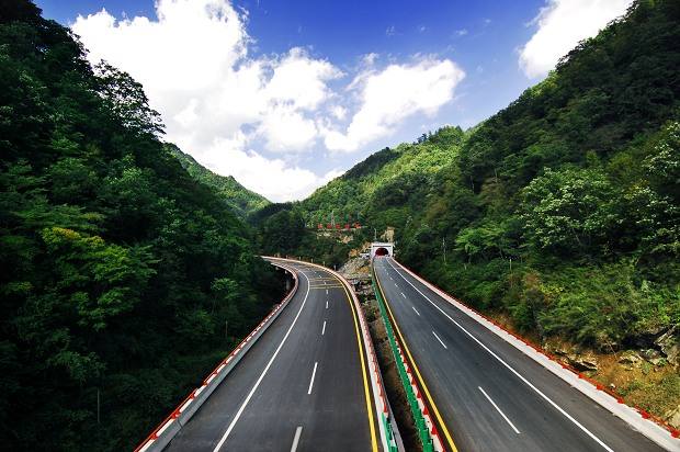西汉高速陕西段发生重大交通事故 已造成36死12伤