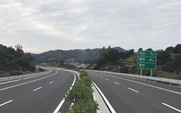 省东山(闽粤界)至潮州古巷公路(简称"潮漳高速")主线沥青路面全线贯通