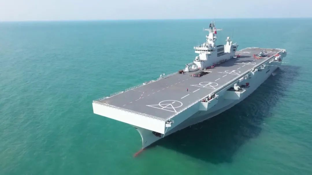 最大限度提高甲板作业面积采用紧凑型的边岛式布局海南舰的甲板布局和