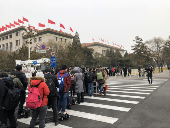现场|直击全国人大首场发布会 记者排起长龙