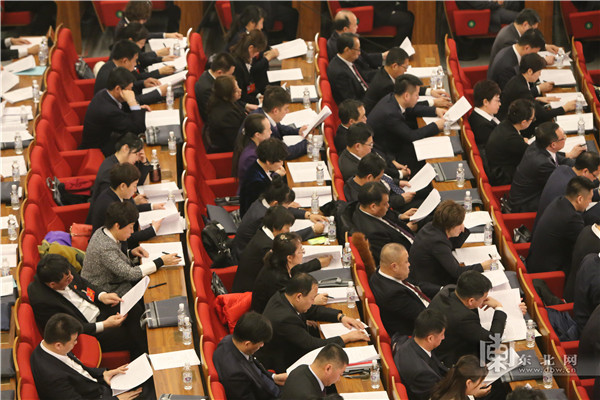 两会图集丨省人大代表认真听取省政府工作报告