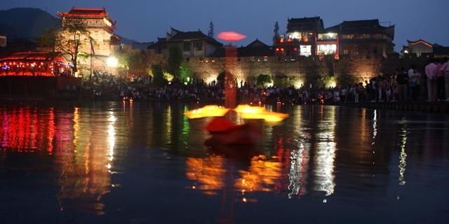 凤凰古城美景和人情不匹配,上个厕所都要收费