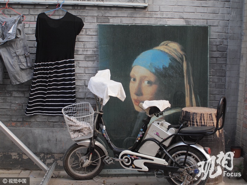 上世纪60、70年代住在北京胡同的人们骑着流行的二八自行车，按着车铃叮铃铃的穿梭在胡同中间。如今，胡同里出现了很多电动车。