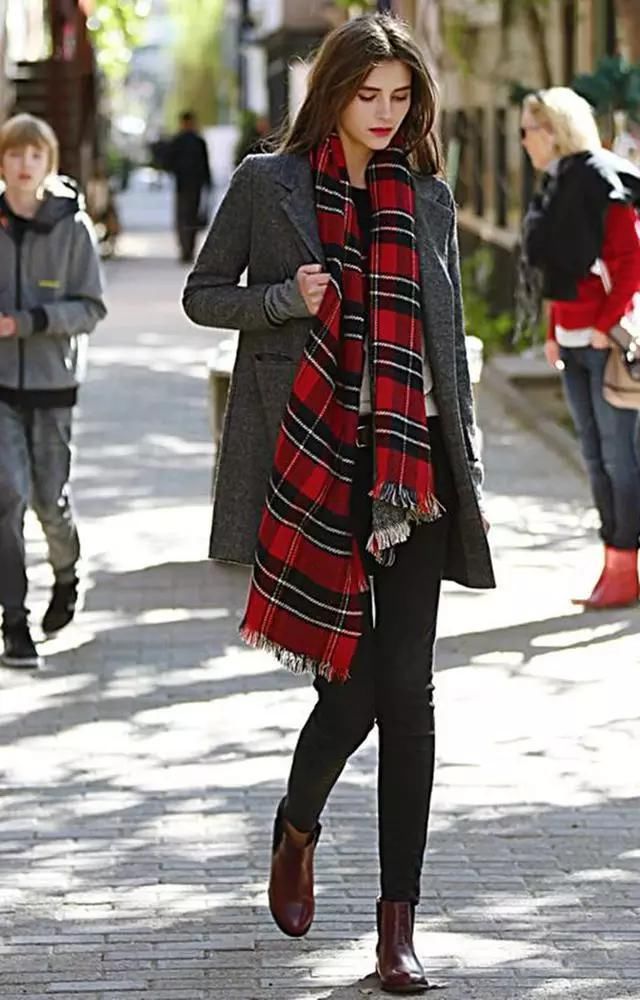 大衣和围巾怎么搭配呢,颜色怎么选择?这两种颜