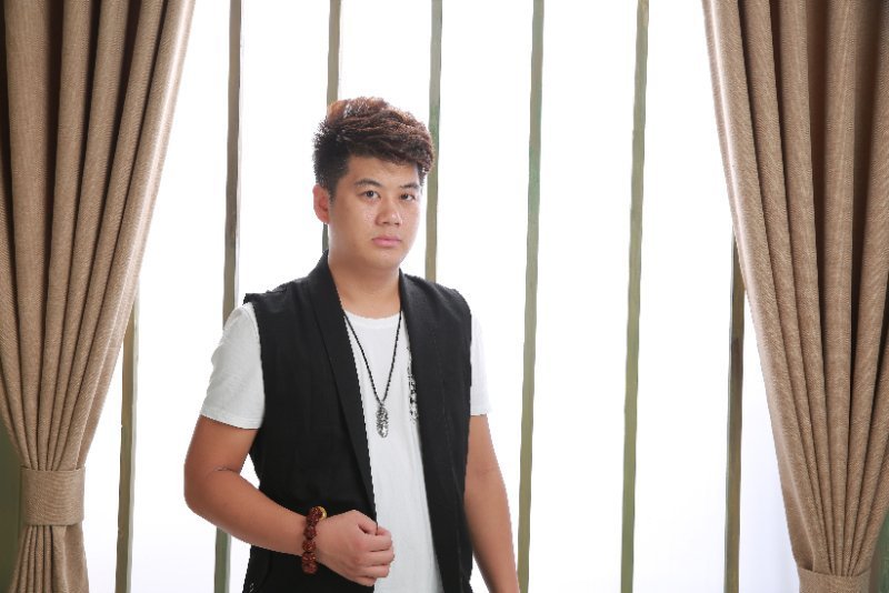 娱乐圈知名造型师嘉明老师正式与某连锁形象设计公司签约 担任荣誉