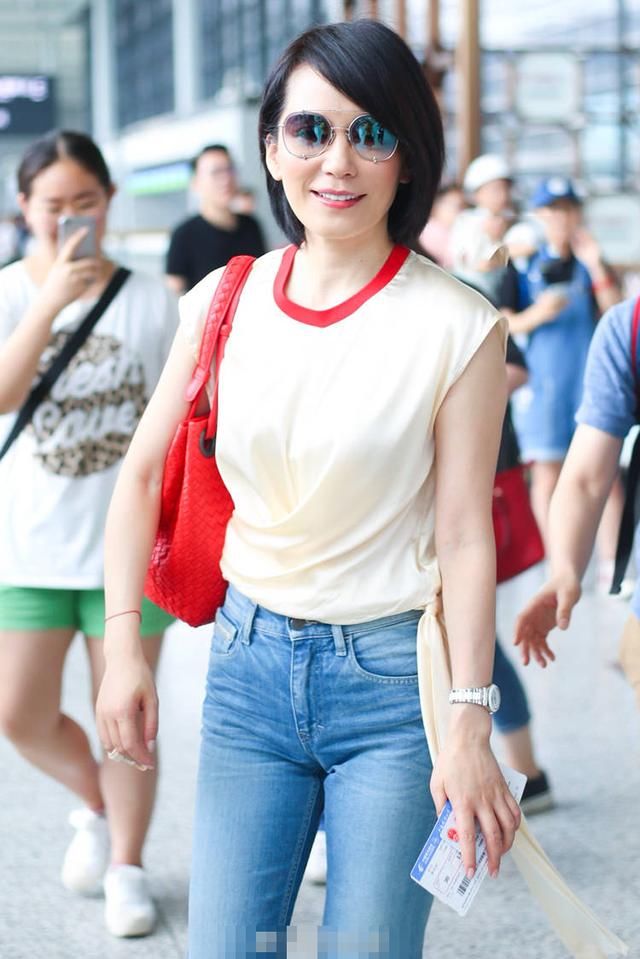 俞飞鸿这裤子够紧了,还提这么高,网友:裆部不觉