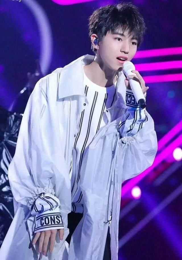 王俊凯、易烊千玺塑料外套也能穿的这么帅,网