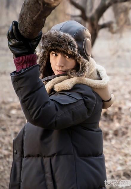 热巴、邓伦的情侣手环火了!电视剧的带货能力