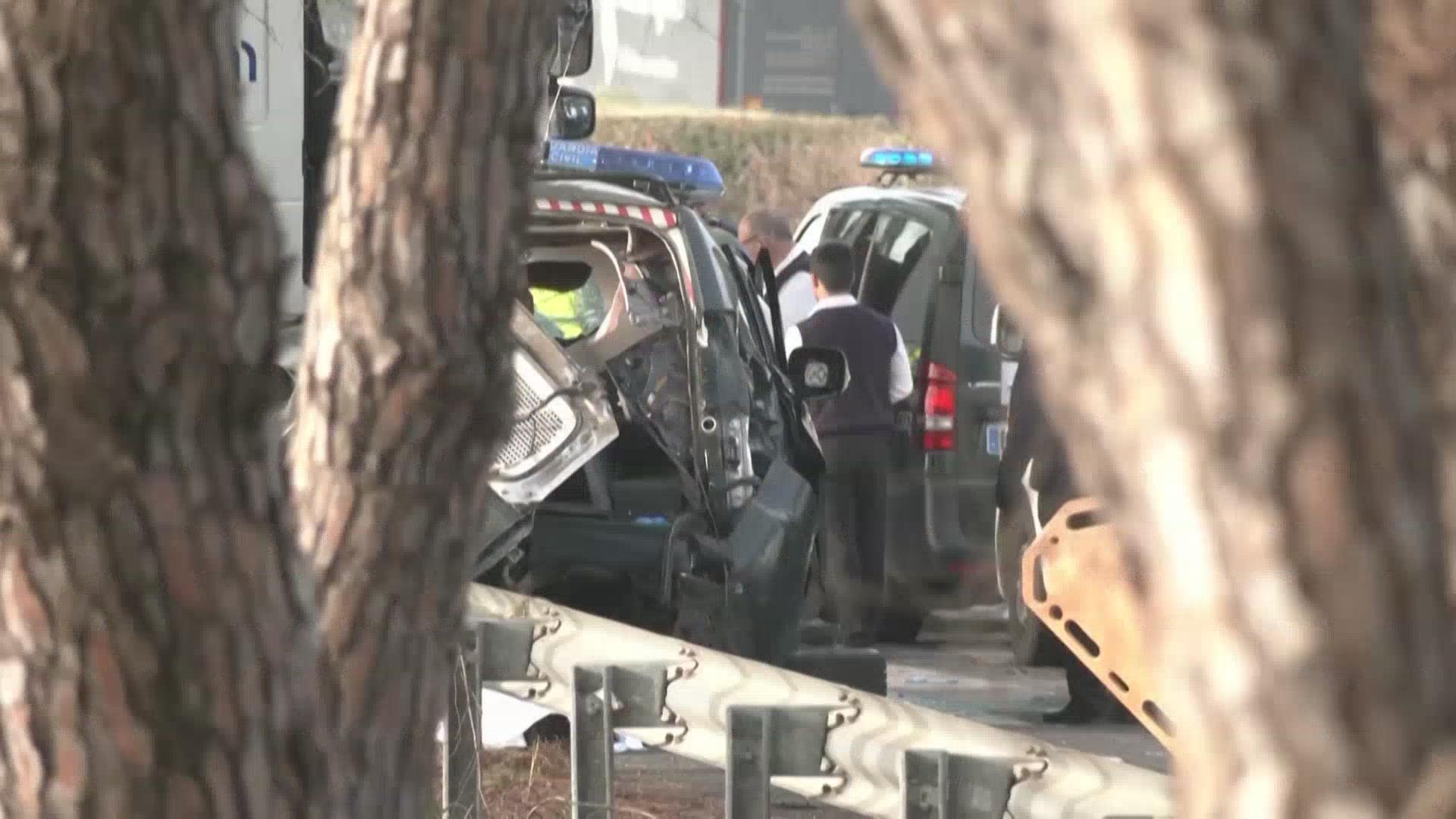 西班牙一卡车在警方检查卡点撞上多辆汽车 致多人死伤