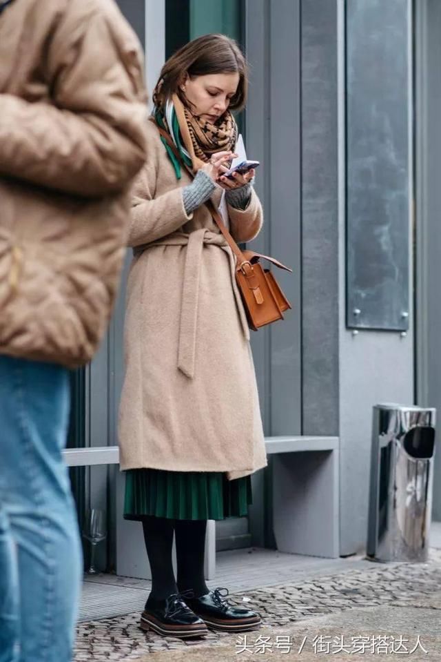 冬天大衣搭配这四条长裙就可以了