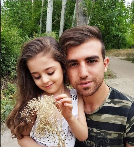 女儿太美走路都能收到花 父亲辞职做贴身保镖 人物 热图2 女儿太美走路都能收到花 父亲辞职做贴身保镖 人物 热图2