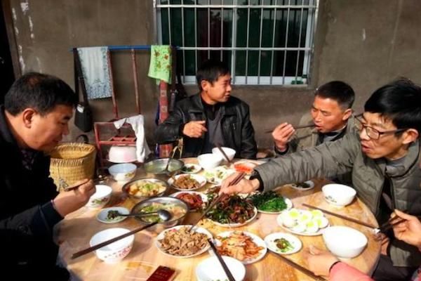 农村的旧俗,为什么妇女孩子不能上桌吃饭?