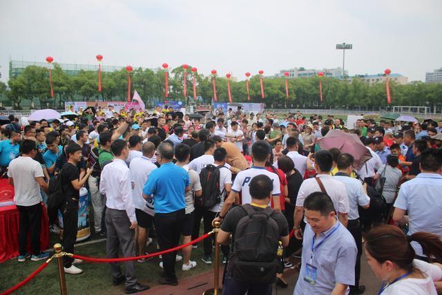 罗纳尔多江西球迷见面会暨足球学院揭牌仪式在