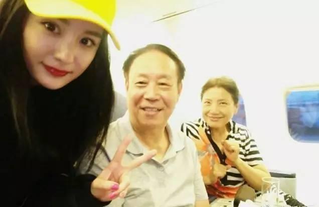 杨幂偶遇大学老师感恩想念 同学中只有袁姗姗