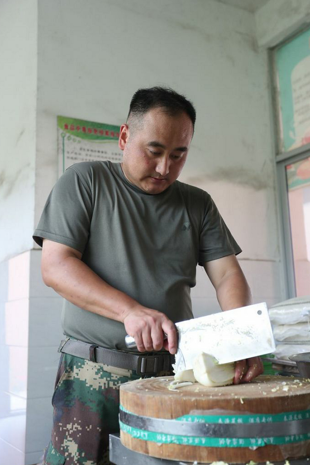 抗洪战士的十二时辰 火箭军96713部队官兵参加抗洪抢险任务十昼夜记事