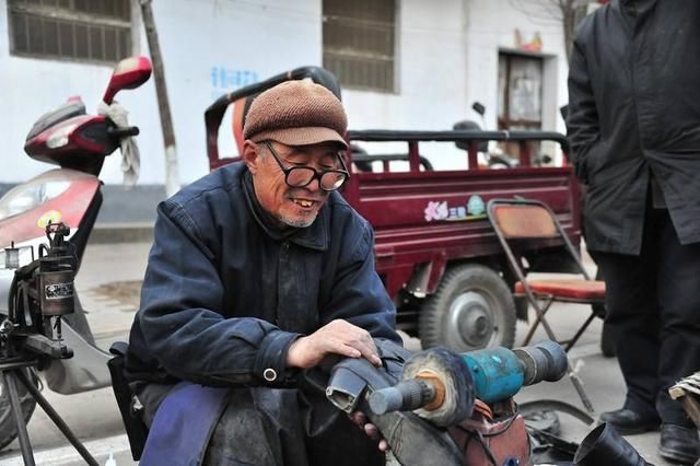 女子车祸被烧伤,男友离开,前夫卖房下跪乞讨筹