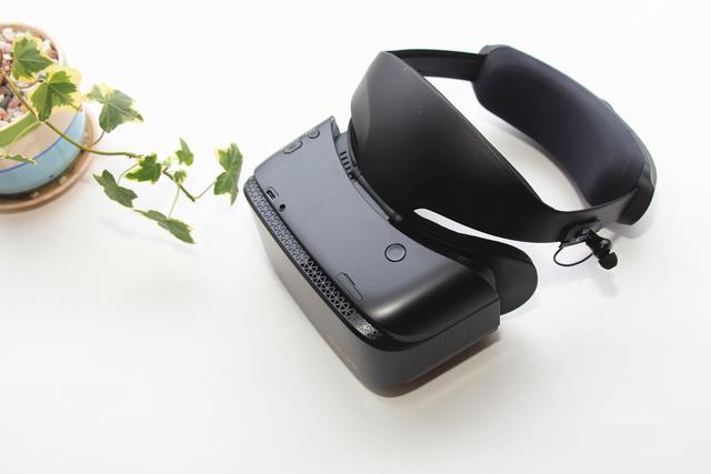 拿起爱奇艺奇遇II VR一体机,来一场与未来影院