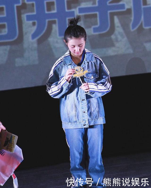 张子枫出席活动终于不穿高跟鞋了,这回一双马