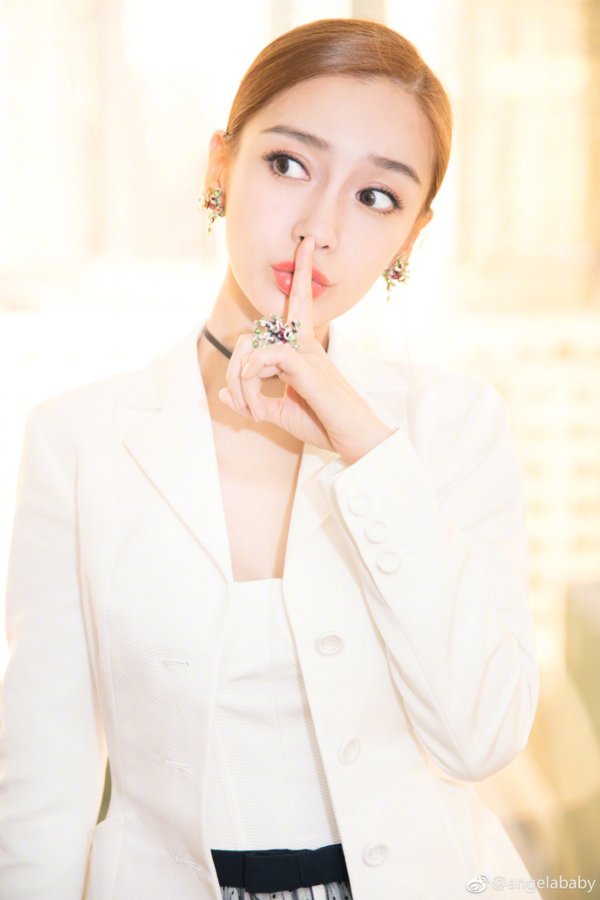 Baby辛芷蕾嘴唇有硬伤怎么还能这么美?