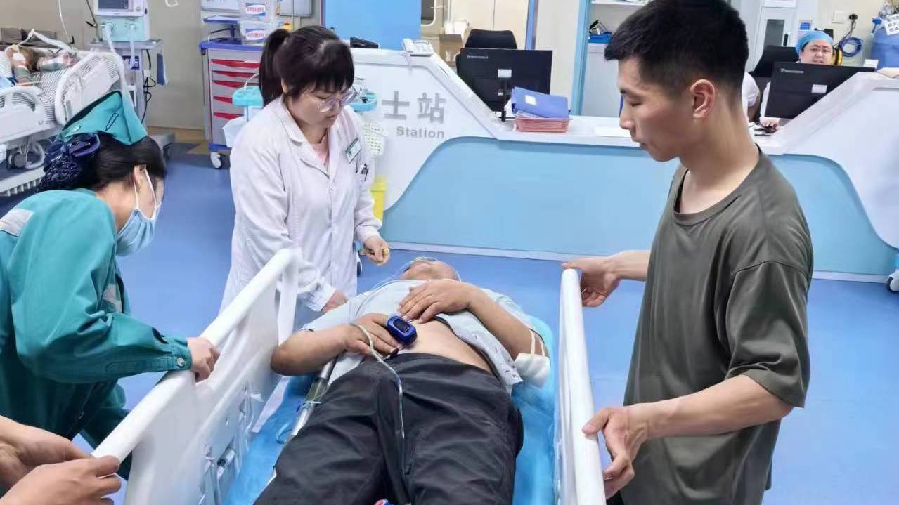 危急关头,解放军合力救人赢赞誉!