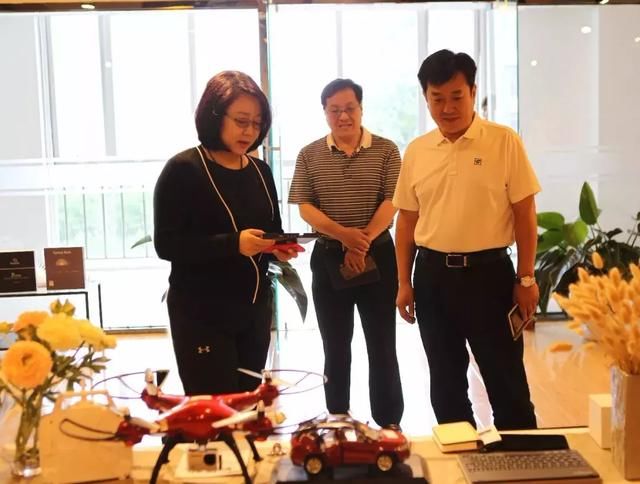 北京市大兴区副区长杜志勇一行到小笨鸟参观调