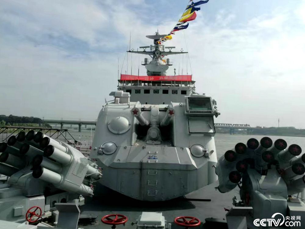 甲板上装有2座双联装130毫米炮，4座双联装37毫米半自动高炮，4座双联装25毫米炮。（记者 袁育堃 报道）
