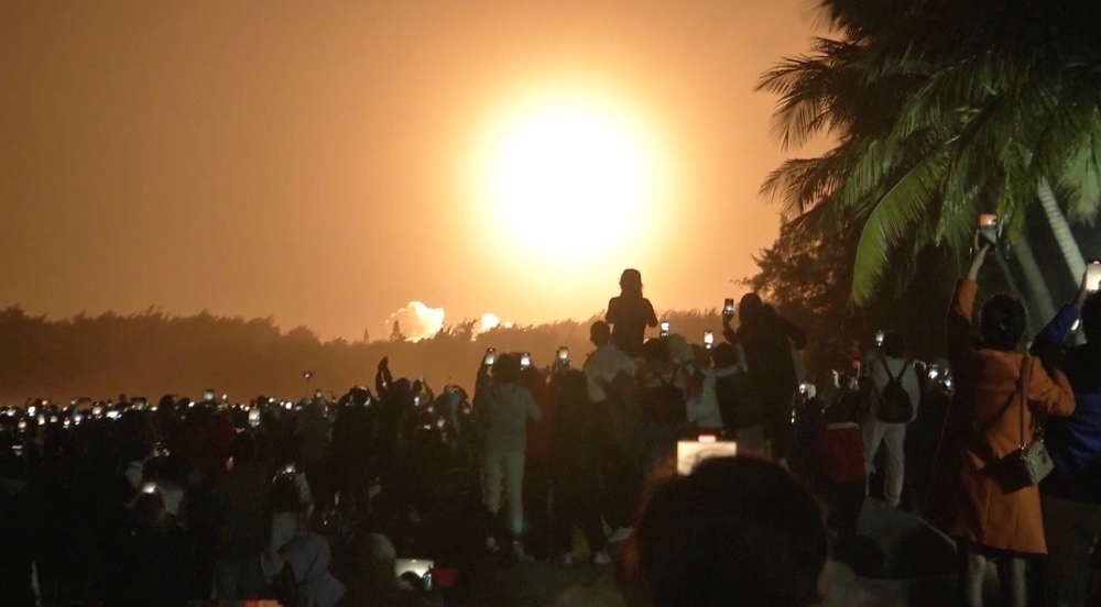 见证火箭发射升空 “祖国万岁”响彻文昌淇水湾! 见证火箭发射升空 “祖国万岁”响彻文昌淇水湾!