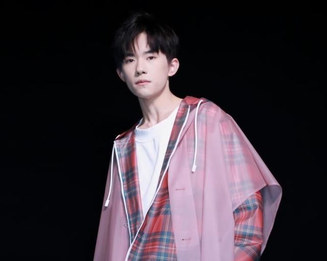 连 雨伞帽都火了 易烊千玺的雨衣表示很不服