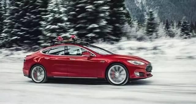 减速时,先踩刹车还是先踩离合?别做错了