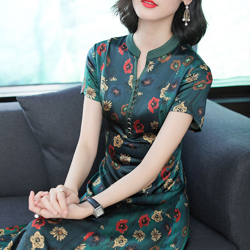 腰细胯宽的女子最迷人,穿5月的优雅碎花裙,尽