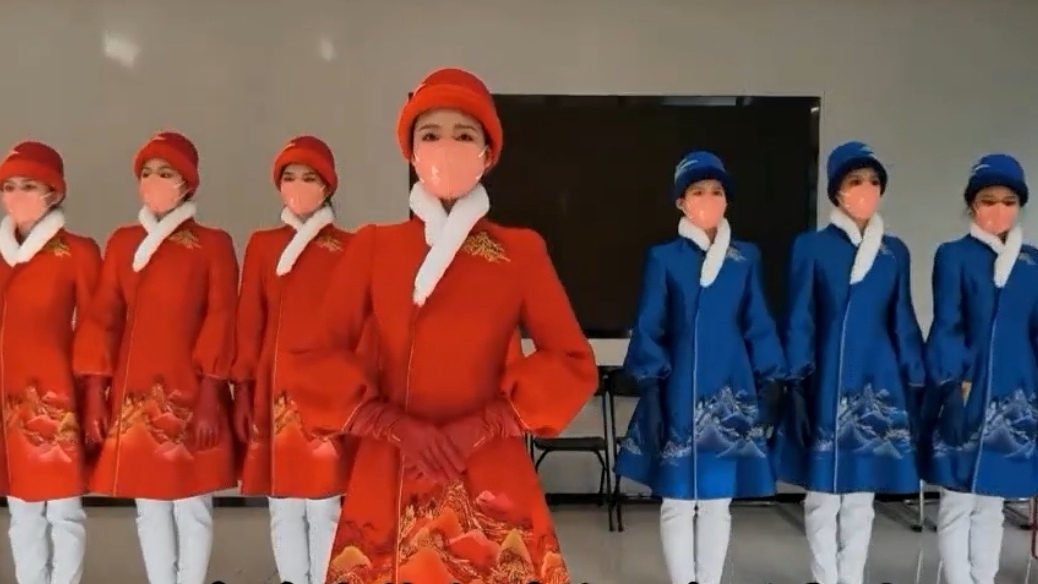 颁奖礼仪志愿者首次试穿颁奖制服  赛后将作为奥运遗产回收