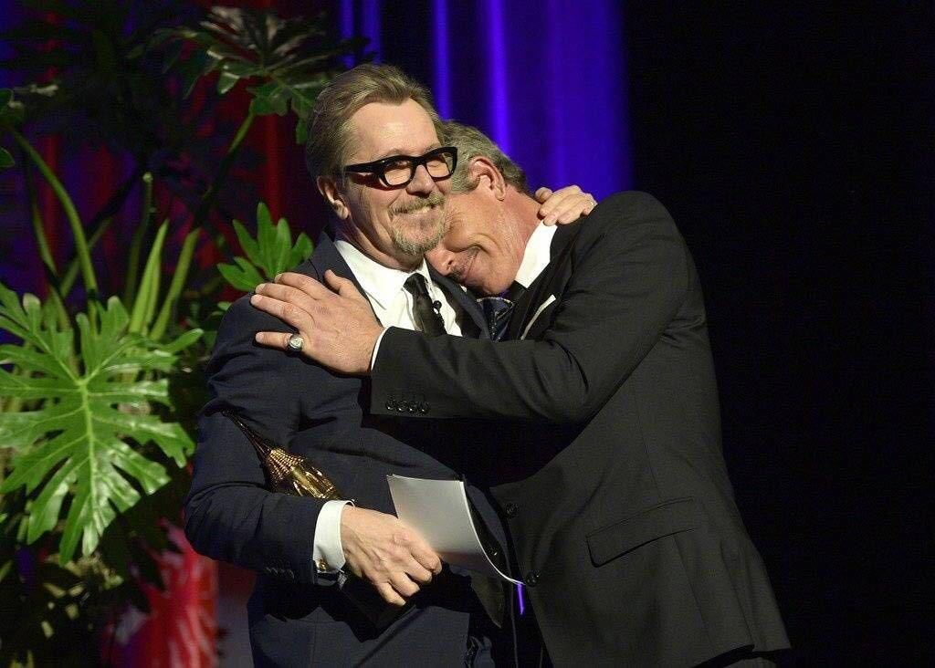 《至暗时刻》加里奥德曼获大师奖,搭档基情颁