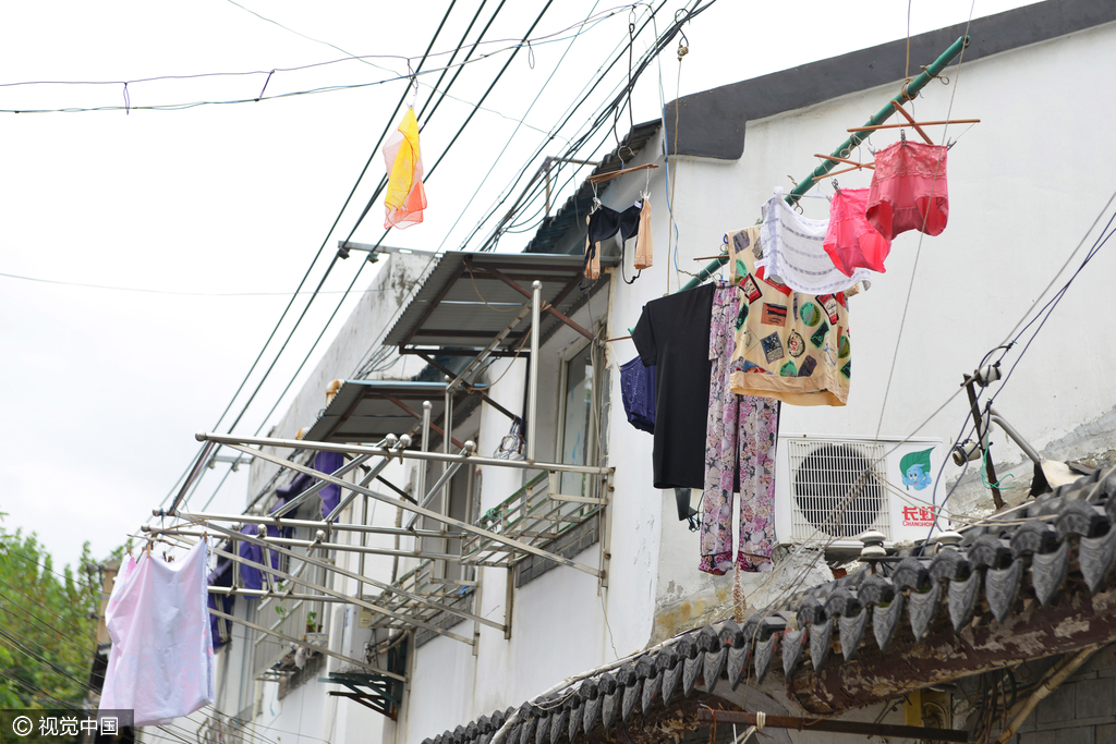 大部分房子没有晾晒衣服的阳台等区域，晾在电线杆上的衣物滴水很容易引起危险。