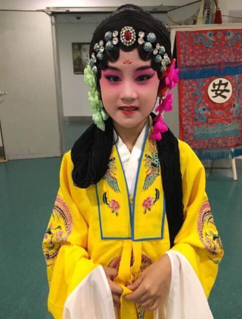 陆毅大女儿上台表演京剧 花旦扮相有范儿