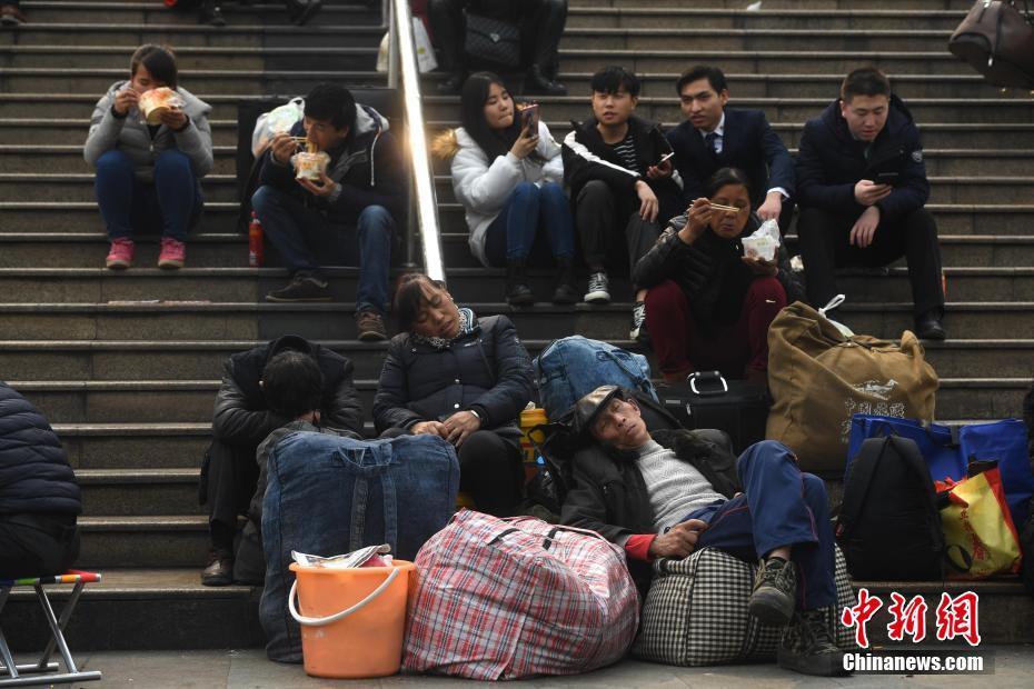 春运即将结束 重庆外出务工人员踏上返程路