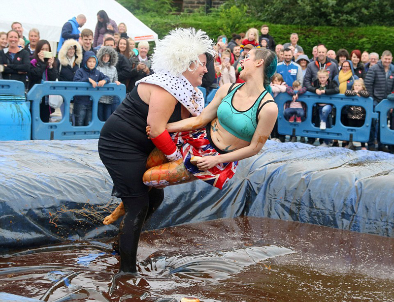 据悉，全英国各地的数千人参加了这一盛会，以此庆祝这个特别的银行假日。