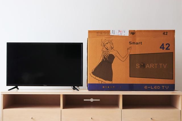 我们拆解了一台900块的42英寸的拼多多电视,