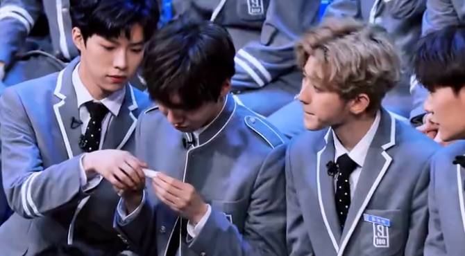 张艺兴为蔡徐坤贴心送上唇膏,其他练习生抢着