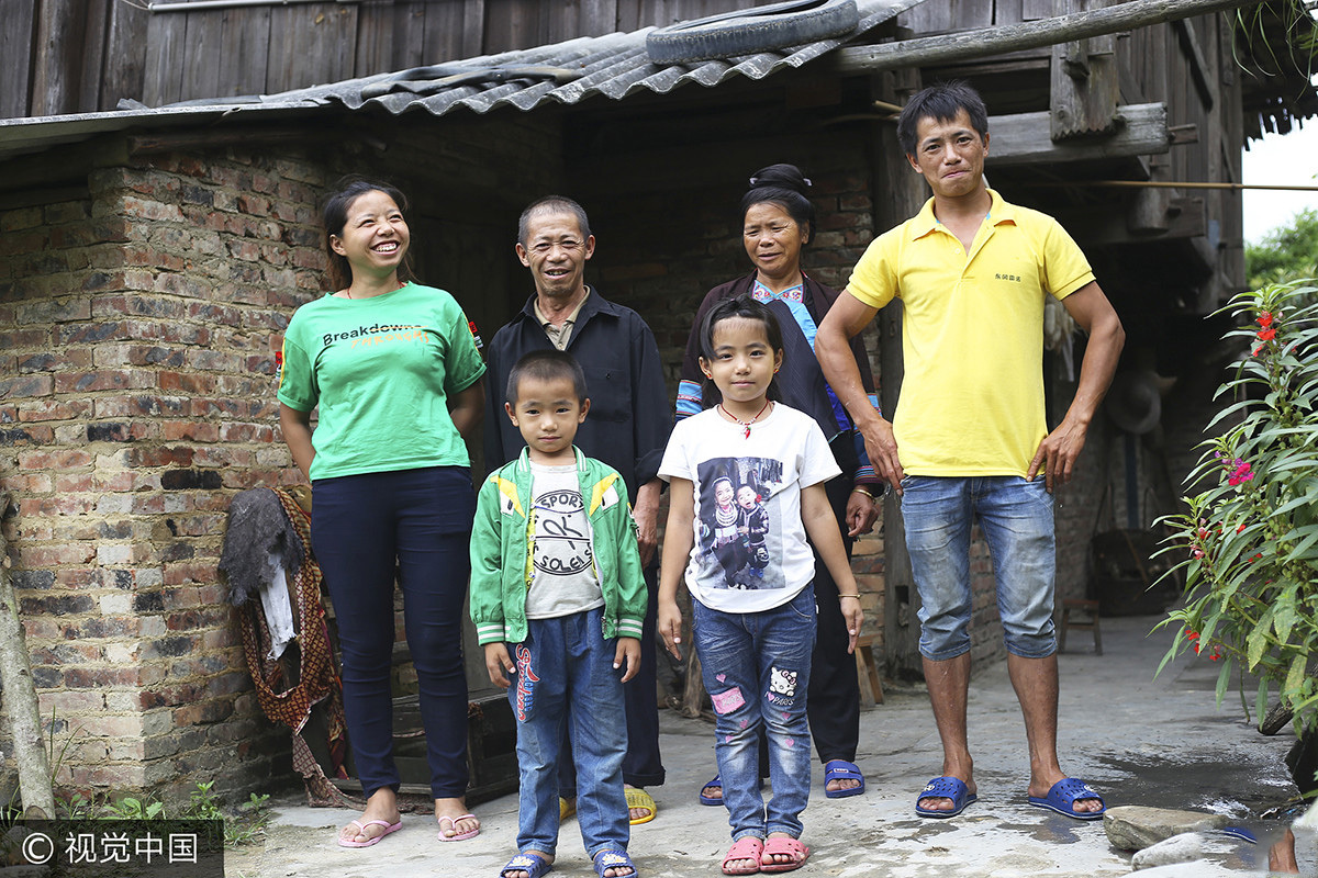 石奶引和家人。图/视觉中国