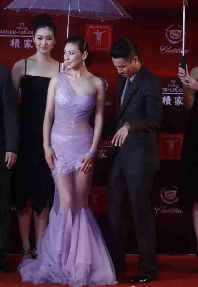 张雨绮身穿透视装雨中凹造型,性感丰满的身材很是迷人! 张雨绮身穿透视装雨中凹造型,性感丰满的身材很是迷人!