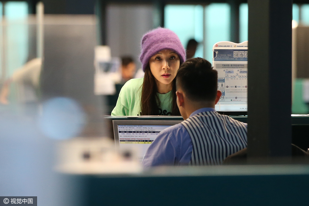 萧蔷肤如凝脂。