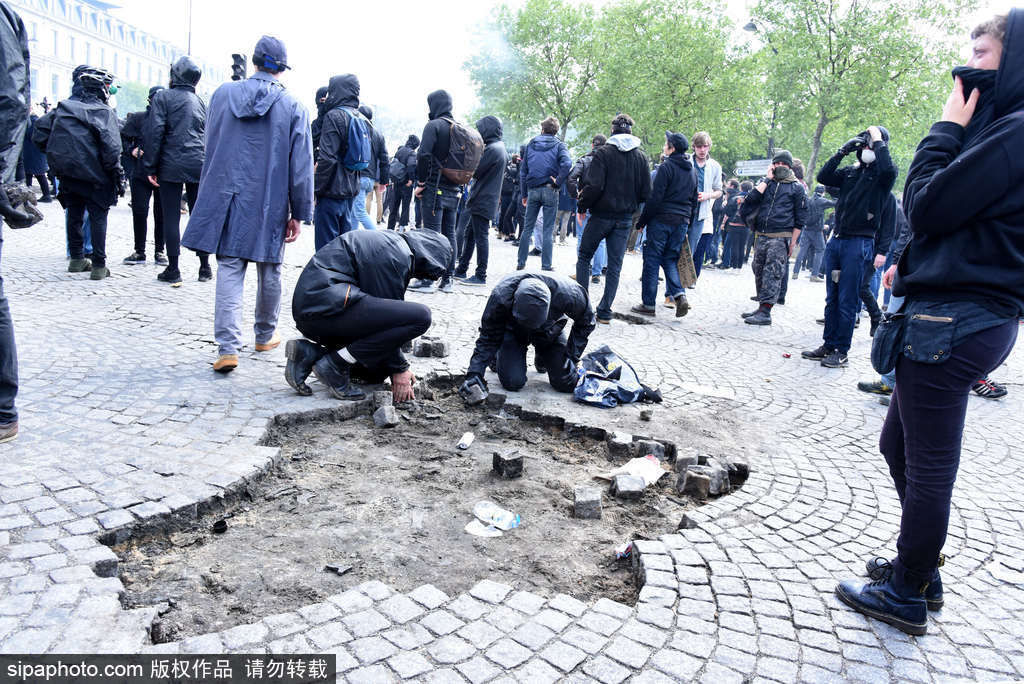 法国巴黎五一骚乱 黑衣蒙面人打砸烧场面混乱