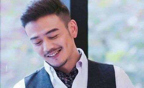 原来杨烁的老婆是她,也是演员,因抗日剧成名,一