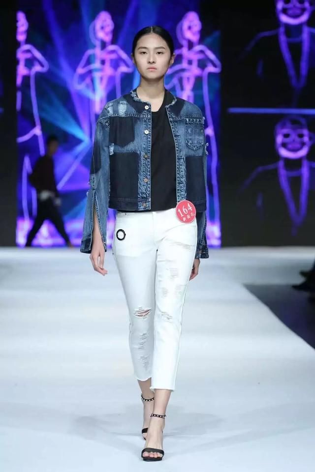 你复读两年都没考上大学,他们参加了一个比赛