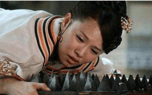 自己的信赖去污蔑她,皇帝很生气,让昭信当众扒光她的衣服,用烙铁烧她