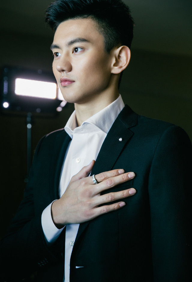 宁泽涛最新写真照曝光 牛仔配皮衣利落不羁